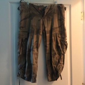 Hollister Camo Capris Size 3